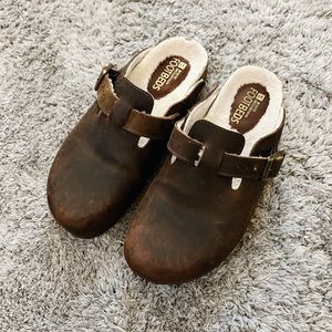 White Mountain footbed clogs
